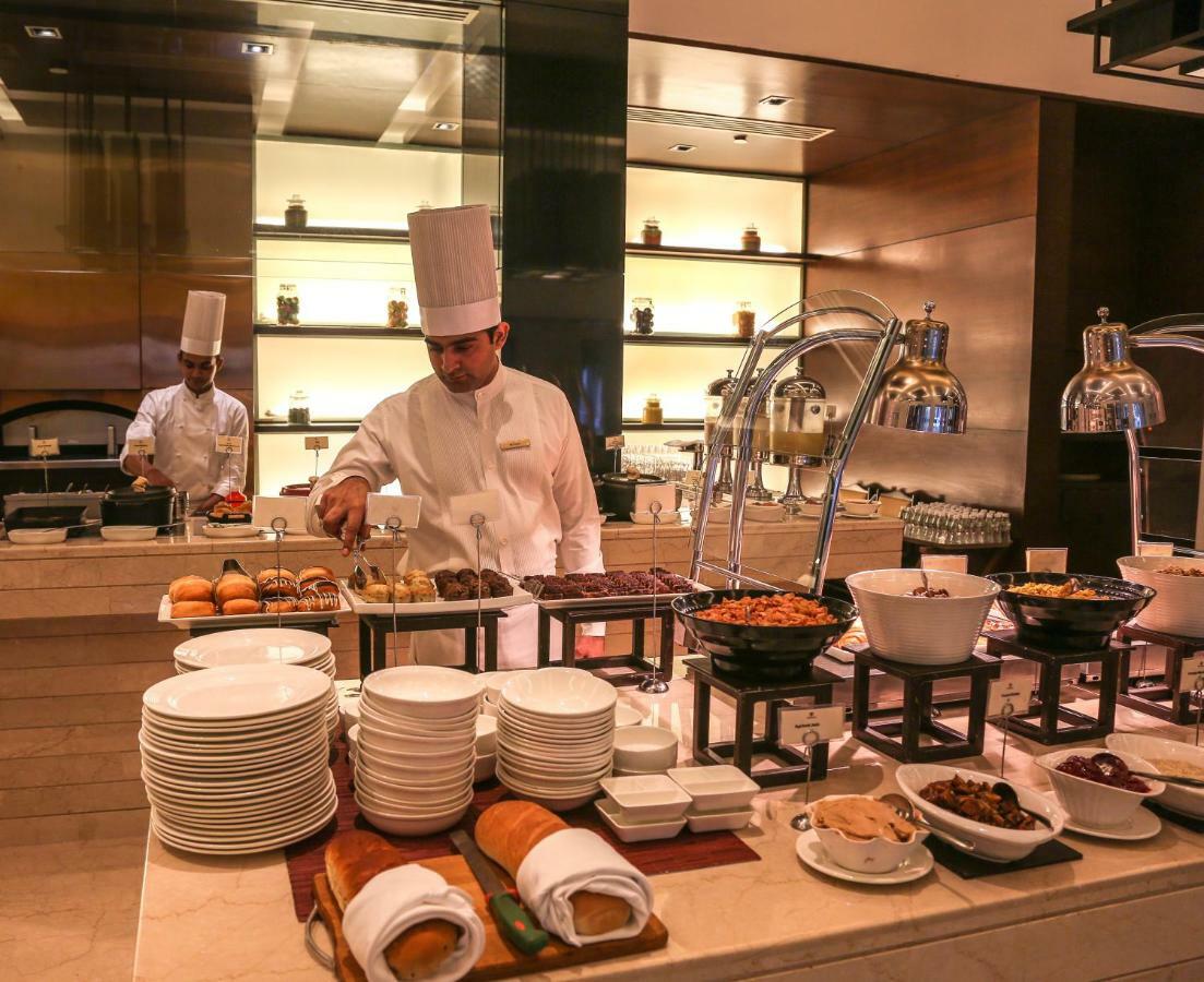 Trident Agra Hotel Agra  Ngoại thất bức ảnh A buffet at a hotel