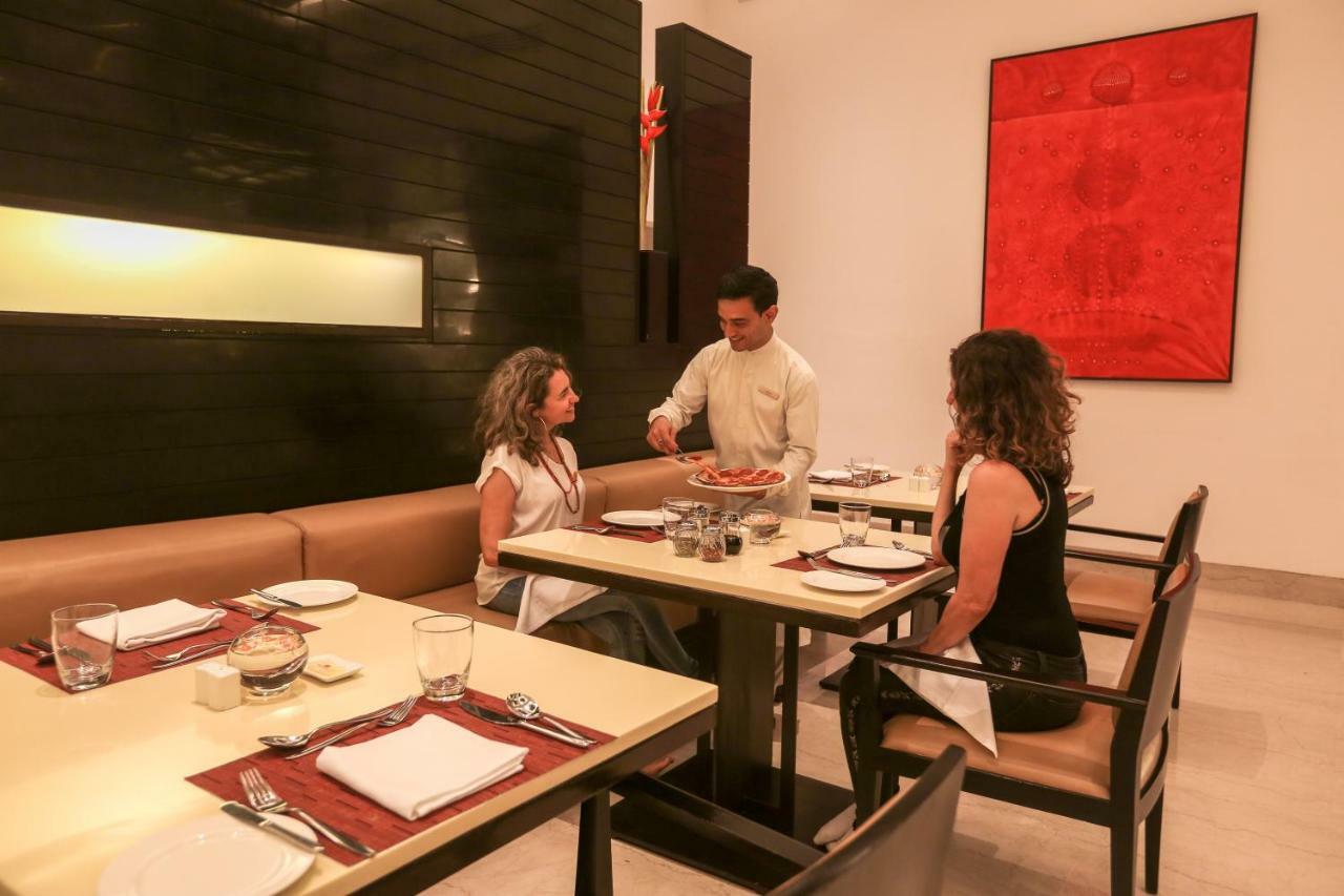 Trident Agra Hotel Agra  Ngoại thất bức ảnh A restaurant in India