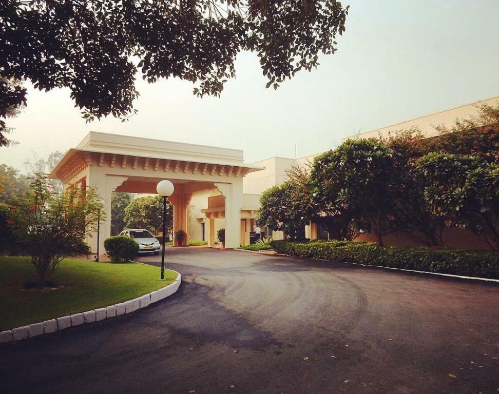 Trident Agra Hotel Agra  Ngoại thất bức ảnh Entrance to the Taj Bengal