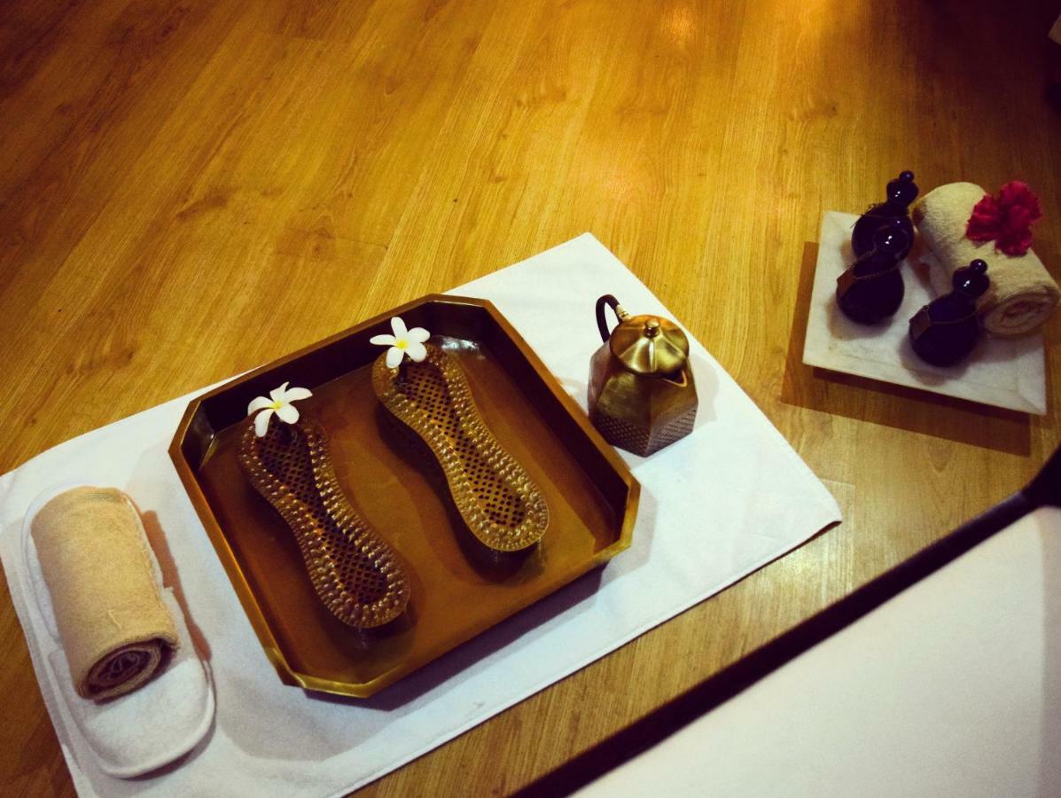 Trident Agra Hotel Agra  Ngoại thất bức ảnh A set of traditional Korean massage tools