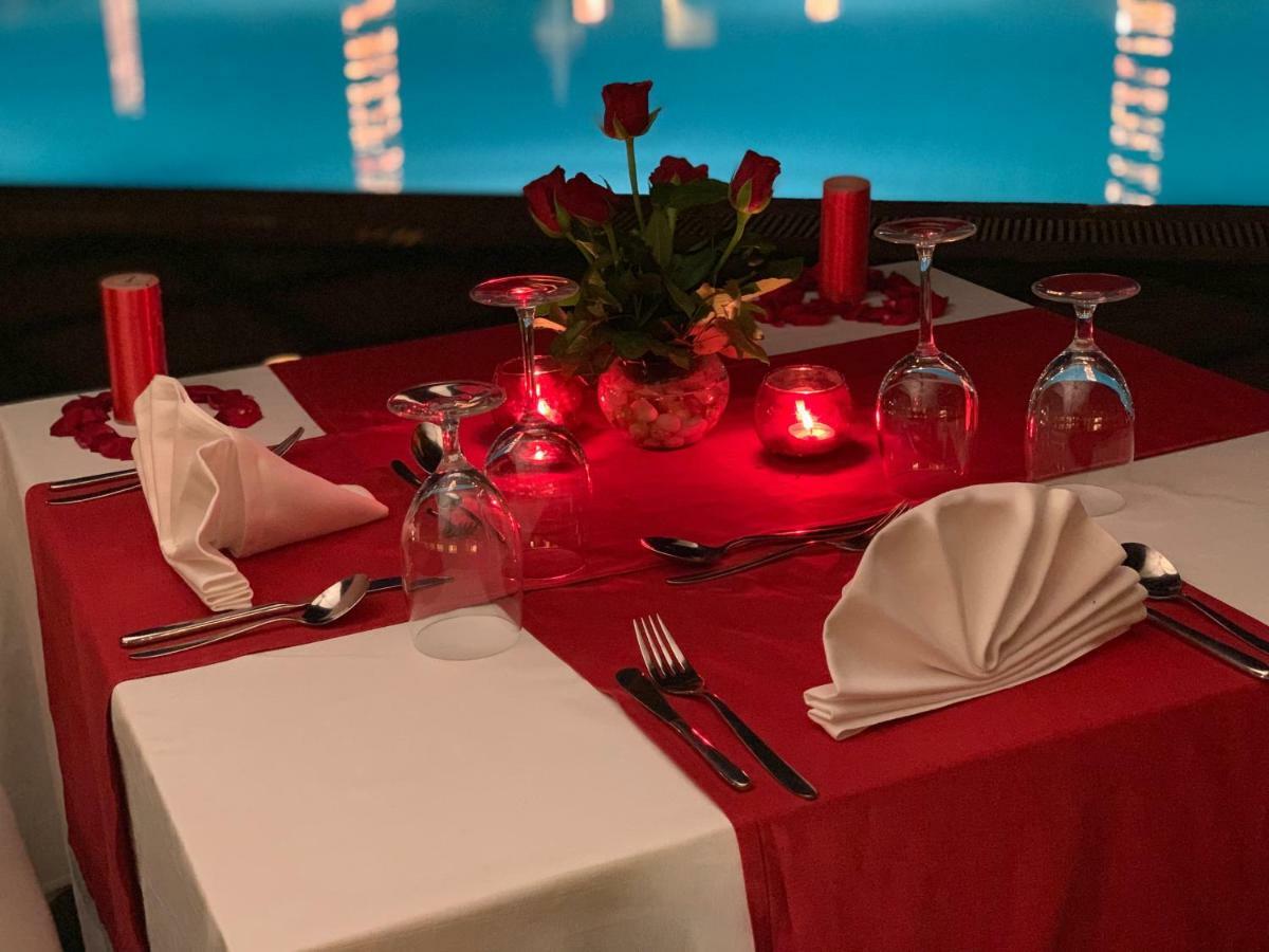 Trident Agra Hotel Agra  Ngoại thất bức ảnh A table set for dinner