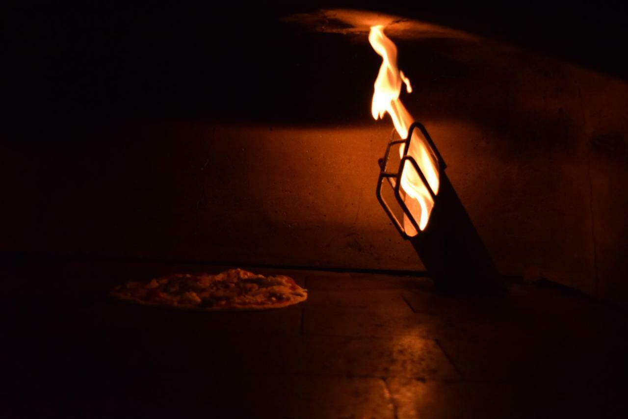 Trident Agra Hotel Agra  Ngoại thất bức ảnh A pizza baking in a wood-fired oven
