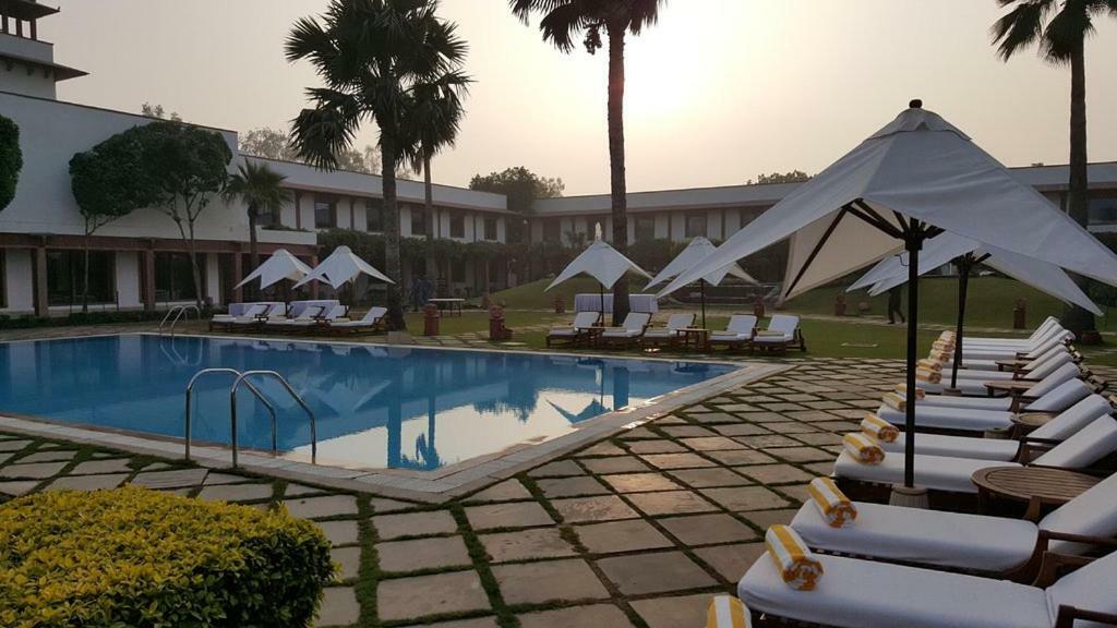 Trident Agra Hotel Agra  Ngoại thất bức ảnh The pool at the Taj Bengal