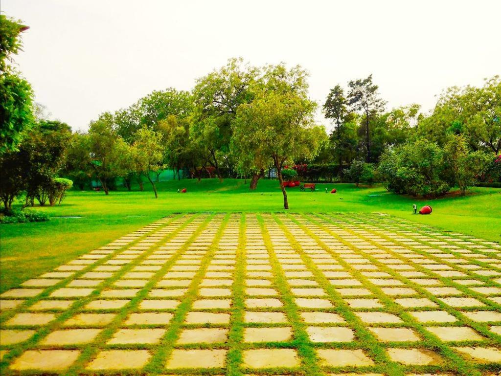 Trident Agra Hotel Agra  Ngoại thất bức ảnh The park at the center of the campus