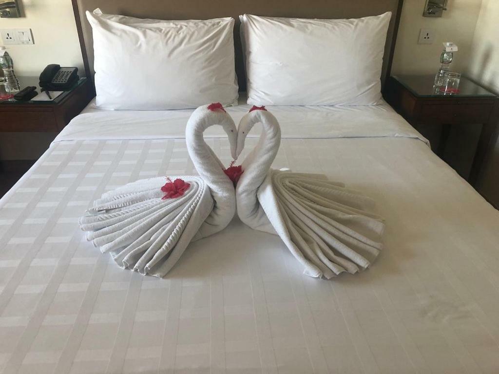 Trident Agra Hotel Agra  Ngoại thất bức ảnh Towel swans on a bed